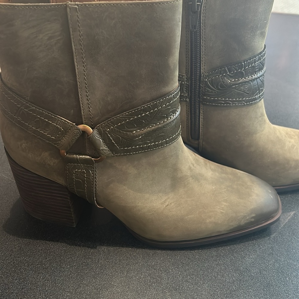 Vionic Olive Green Suede Carnelia Block Heel Ankle Boots - Picture 3 of 4